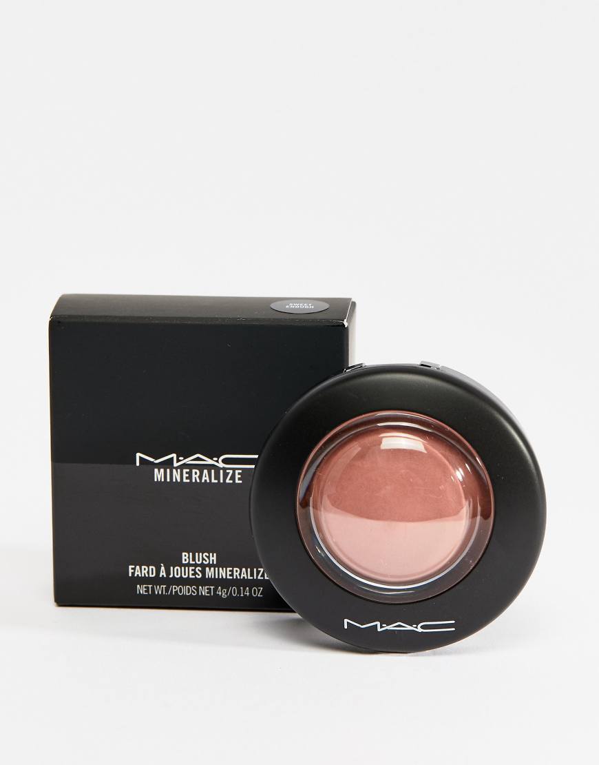 A black box of MAC Mineralize Blush is shown next to the open blush compact. The blush inside is a rosy-pink shade. Text on the box reads "MAC MINERALIZE BLUSH FARD À JOUES MINERALIZE NET WT./POIDS NET 4g/0.14 OZ". The ad copy is "Tutti i tuoi brand preferiti in un unico posto? Ripetilo ad alta voce per chi sta là in fondo! 🗣 🙌" which translates to "All your favorite brands in one place? Say it out loud for those in the back! 🗣 🙌".