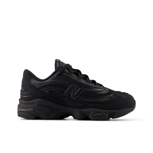 A full-body, studio shot of a black New Balance sneaker is displayed against a white background. The shoe is angled to show its side profile, with the "N" logo and "1000" model number clearly visible. Overlayed on the image in a simple, sans-serif font is the German text "Designt für jede Distanz," which translates to "Designed for every distance."