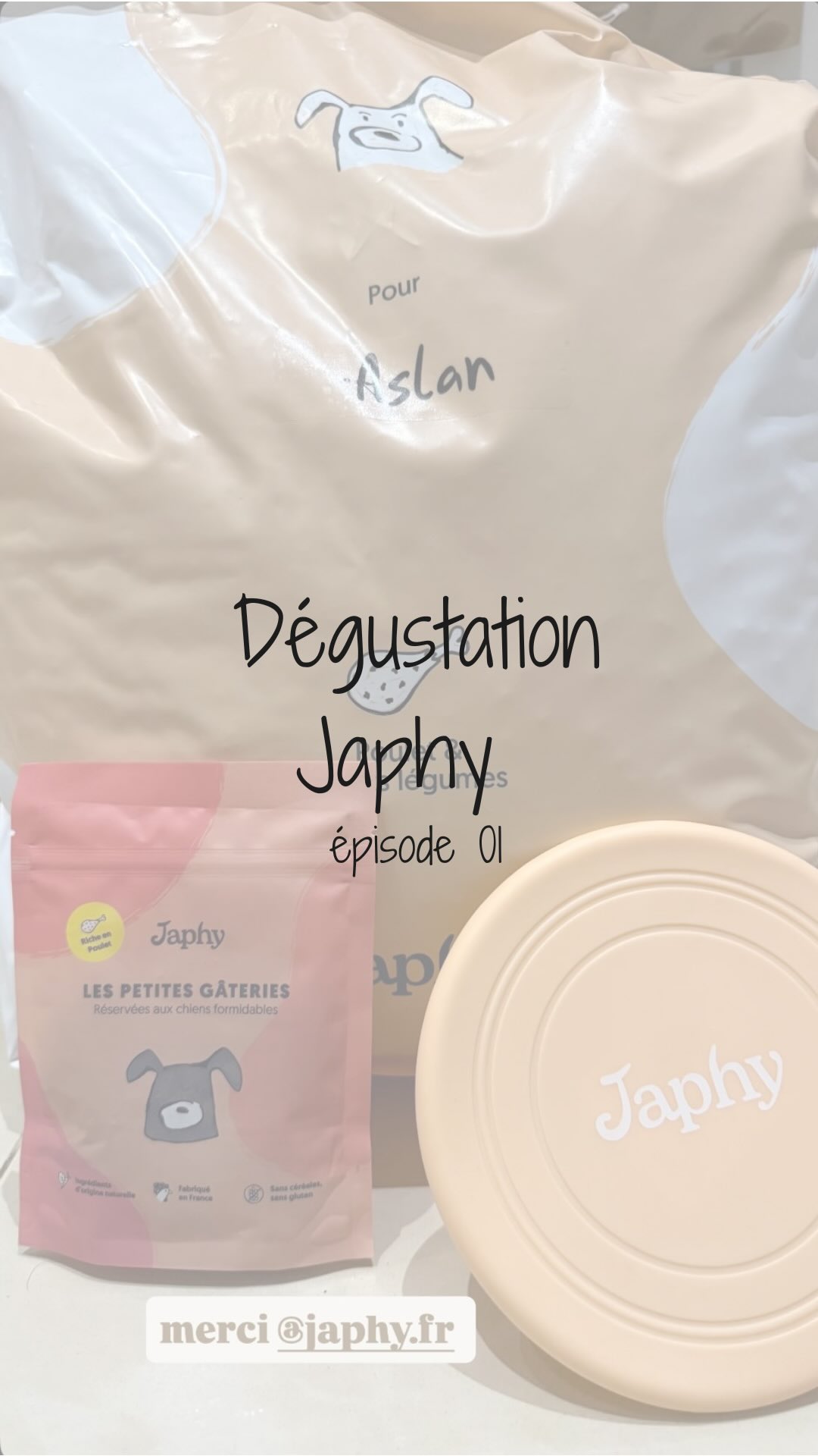 The image displays several Japhy dog food products, including a large bag, a small bag of treats, and a dog frisbee. Text overlays read "Dégustation Japhy épisode 01" and "merci @japhy.fr". The hook "C'était trop bon !" suggests a positive experience with the product, likely from a dog's perspective, implying relatability for pet owners.