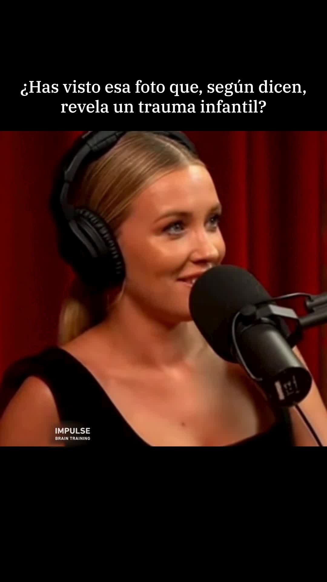 The creative features a close-up shot of a woman wearing headphones and speaking into a microphone, likely in a podcast or interview setting. The background is a deep red curtain. Overlayed on the top portion of the image is the text "¿Has visto esa foto que, según dicen, revela un trauma infantil?". Below the woman's image, the logo "IMPULSE BRAIN TRAINING" is visible.