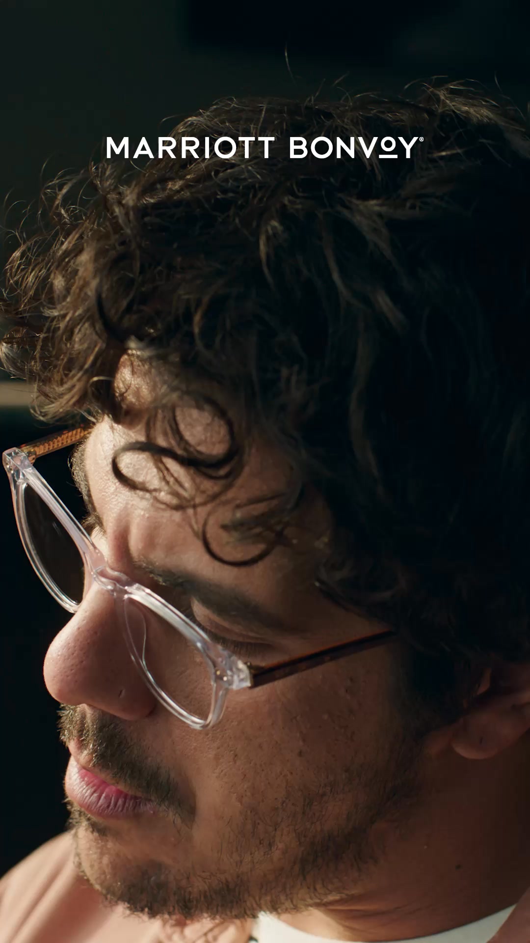 The ad features a close-up, profile view of a person wearing glasses, with the Marriott Bonvoy logo prominently displayed in the upper portion of the frame. The text overlay, in German, speaks of discovering views that awaken creativity and creating memorable journeys through their hotel brands. The overall impression is one of sophisticated travel and inspiration.