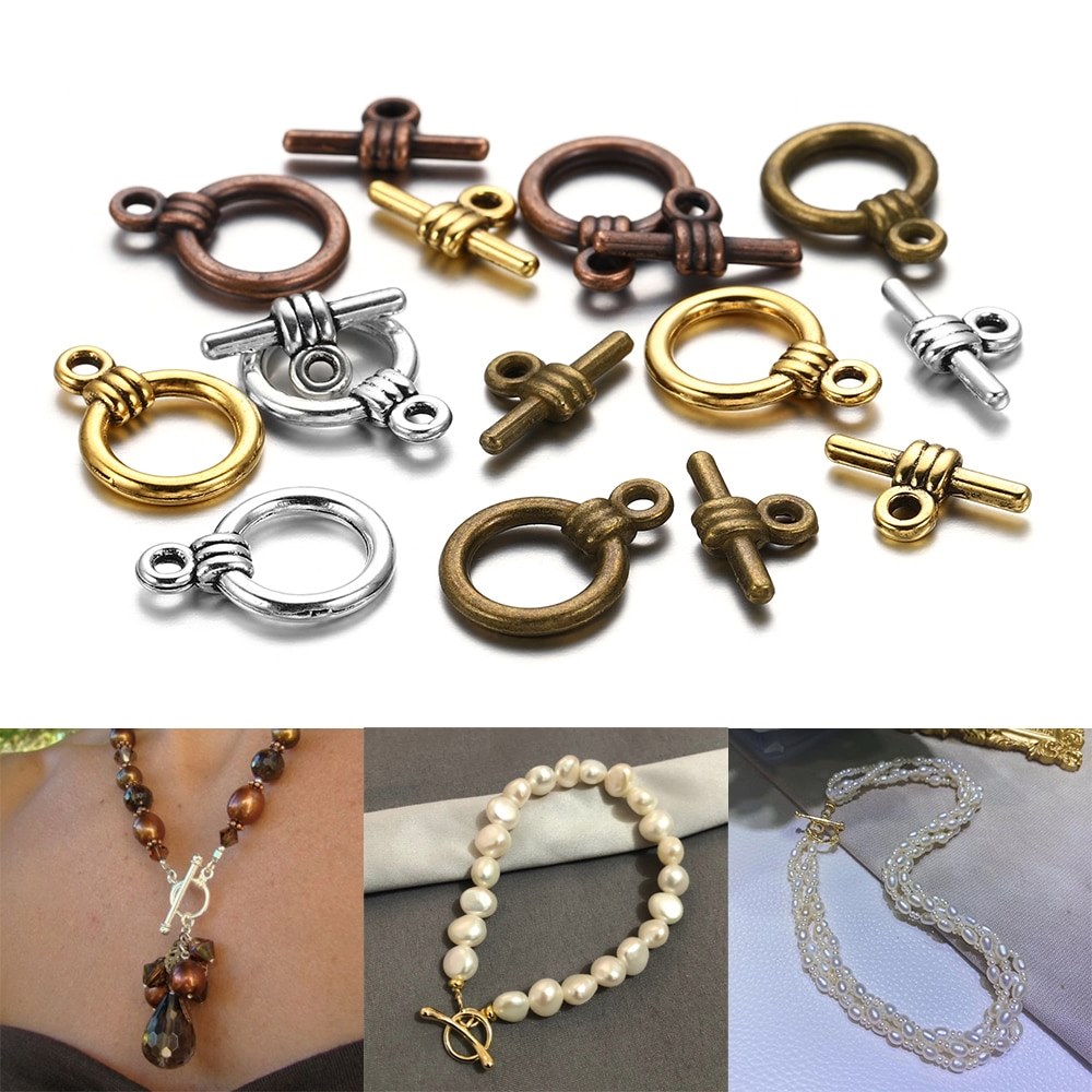 A top-down view of various metal jewelry clasps in gold, silver, and bronze tones. Below this, three separate images show jewelry pieces. The first is a necklace with a large pendant and a toggle clasp. The second is a bracelet made of pearls with a toggle clasp. The third is a multi-strand pearl necklace with a toggle clasp. Text overlays on the image state "3 artículos desde MX$19.9", "¡Nuevo cliente, 60% dto!", and "¡Solo por tiempo limitado, aprovecha ya!".