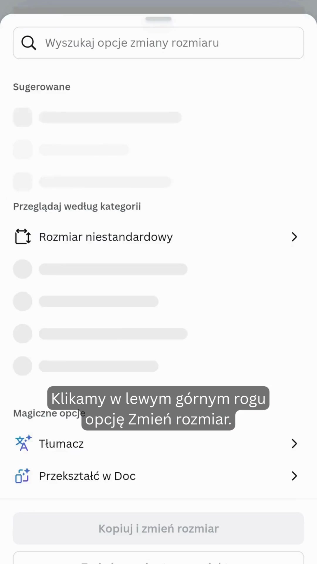 A screen recording shows a user interface for resizing images. The search bar at the top has the text "Wyszukaj opcje zmiany rozmiaru" which translates to "Search resize options". Below this are suggested options and a category browser. A prominent option is "Rozmiar niestandardowy" (Custom size). A grey overlay box with white text reads "Klikamy w lewym górnym rogu opcję Zmień rozmiar." (Click the Resize option in the top left corner). Further down are options to translate and convert to a document. The bottom shows buttons to copy and resize.