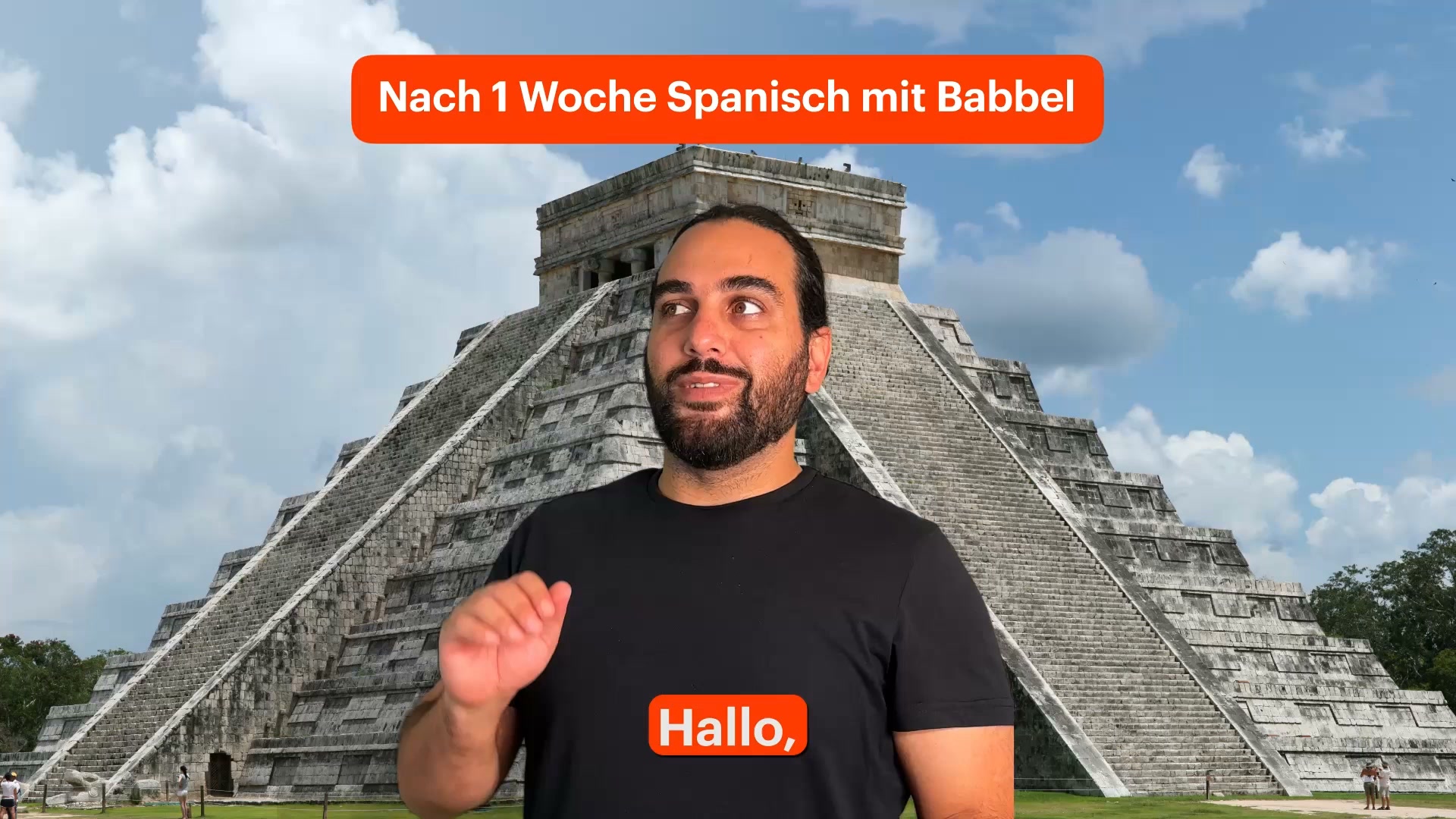 A man stands in front of the Chichen Itza pyramid in Mexico. A large orange banner at the top of the image reads "Nach 1 Woche Spanisch mit Babbel" (After 1 week of Spanish with Babbel). The man is looking up and to the side with a thoughtful expression. A smaller orange banner at the bottom of his chest reads "Hallo," (Hello,). The overall impression is that the man has learned some Spanish in a short amount of time and is now in Mexico.